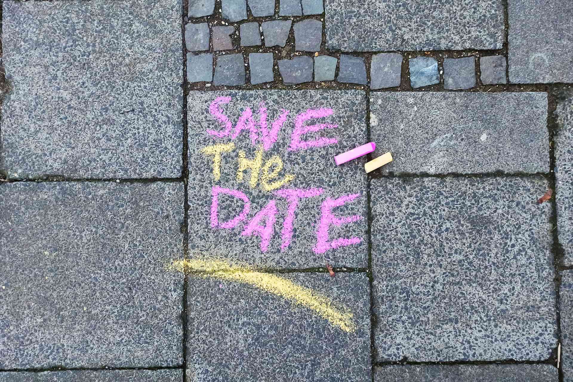 Save the Date mit Kreide gemalt
