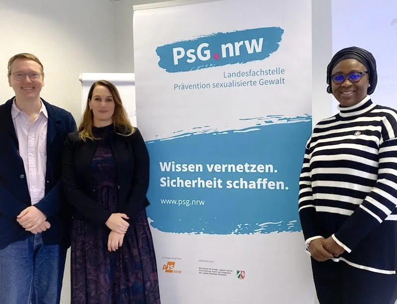 un_sonderbeauftragte-in-der-psg-22102024-002-299345e6 UN-Sonderberichterstatterin Mama Fatima Singhateh mit Dr. Nadine Jastfelder (PsG.nrw) und Matthias Felling (AJS NRW)