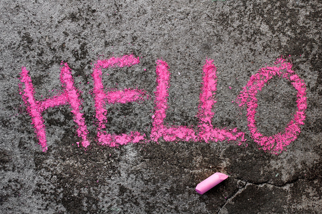 HELLO Schriftzug mit pinken Kreide geschrieben