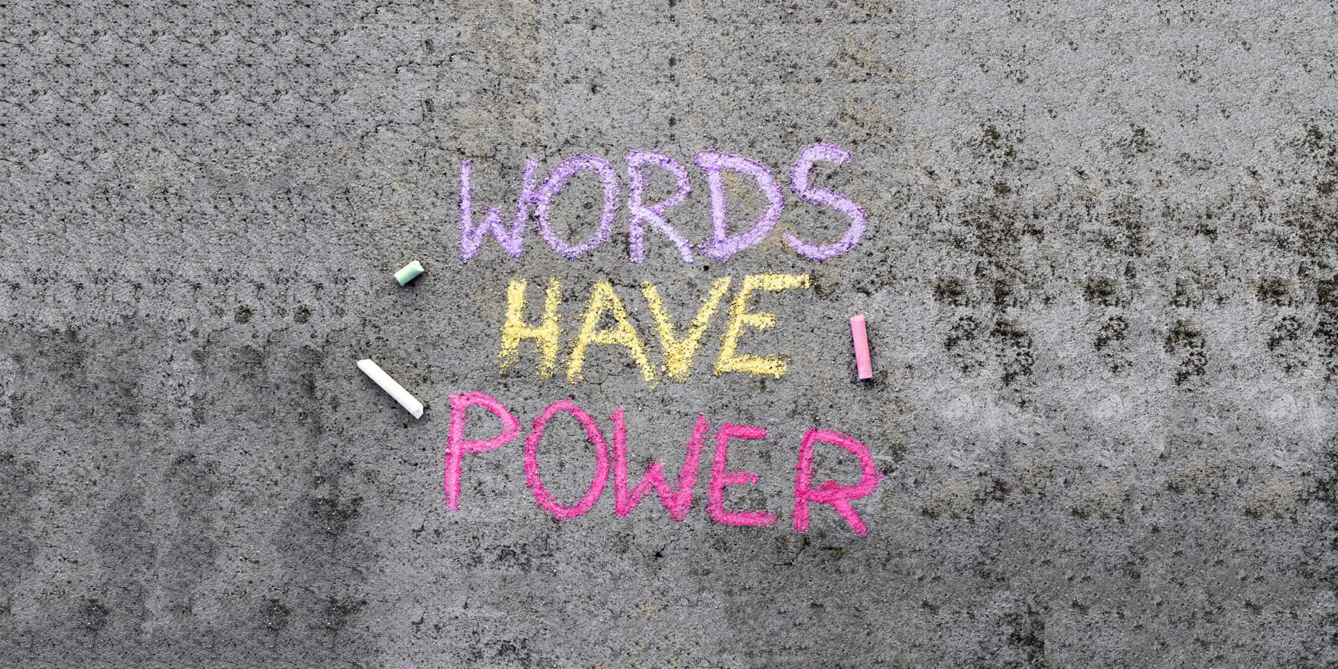 Schriftzug Words have power mit Kreide gemalt